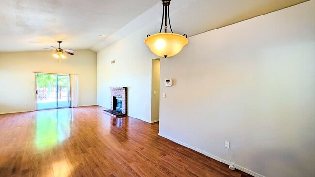 Building Photo - Beautiful 3BD/2BTH Single Family Home on C...