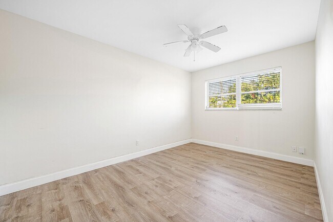 Building Photo - 2455 NE 51st St