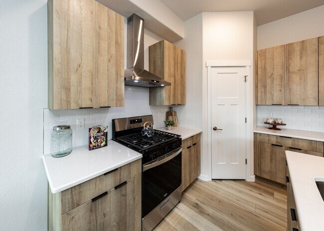 Building Photo - 3 Bedroom End Unit Luxury Townhome in Moun...