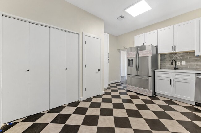 Building Photo - 610 W 35th St