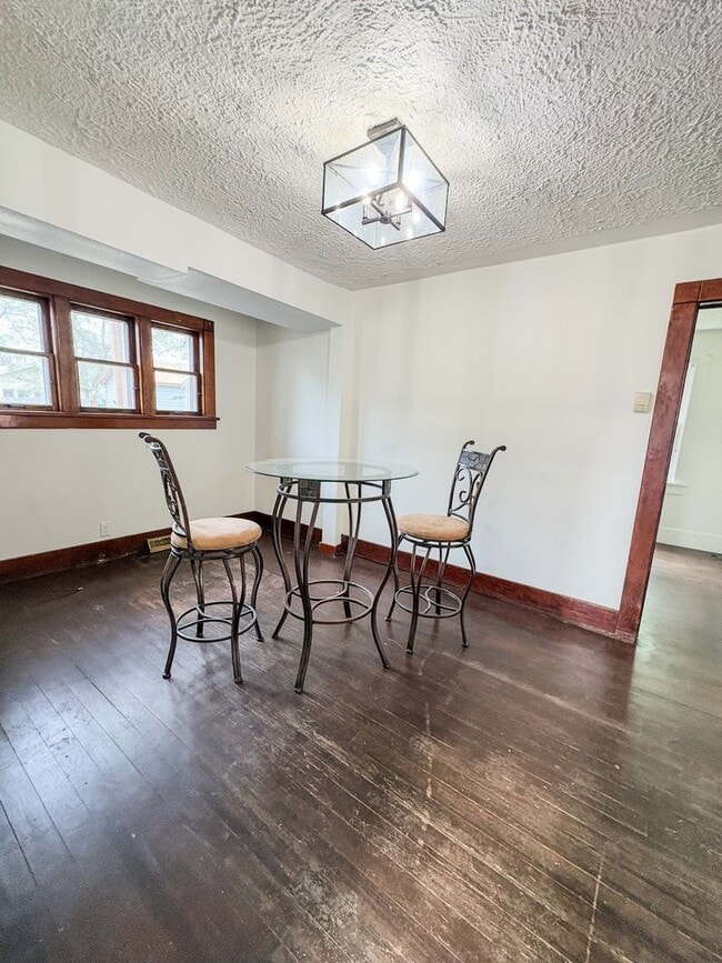Building Photo - 3 bed 2 bath Home with Fenced Yard
