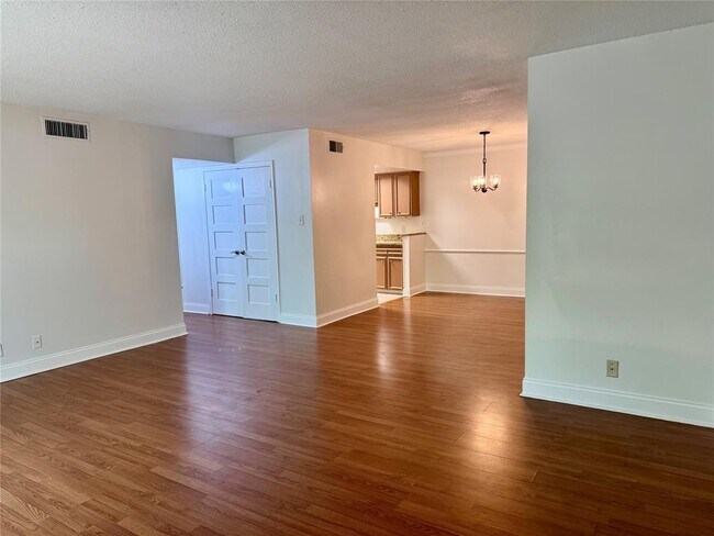 Building Photo - 2300 Nacogdoches Rd