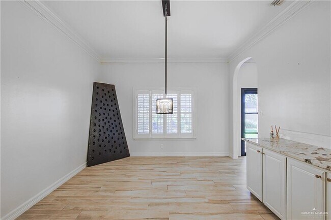 Building Photo - 20 South Dr