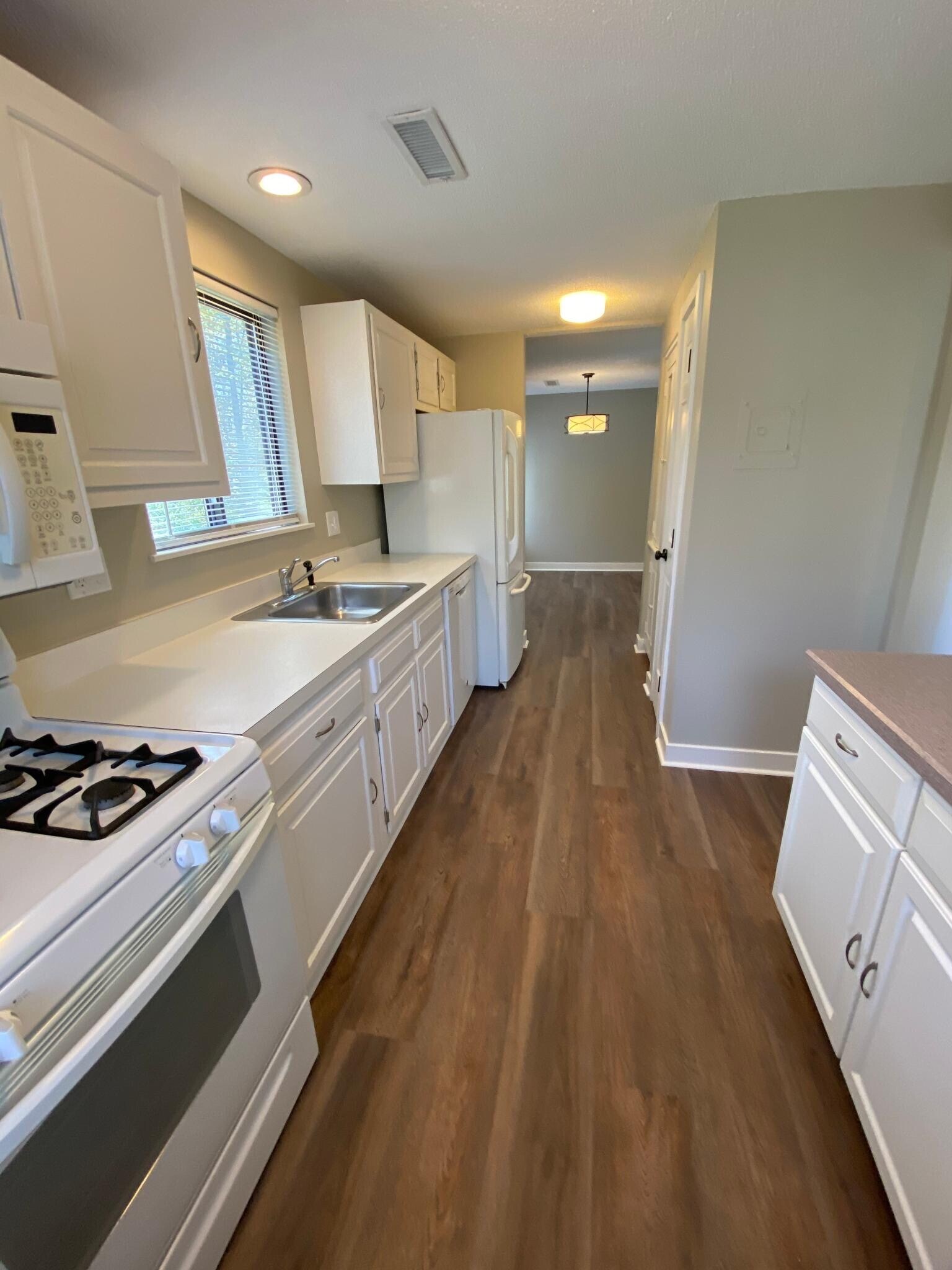 Building Photo - 40 Farmington Chase Cres