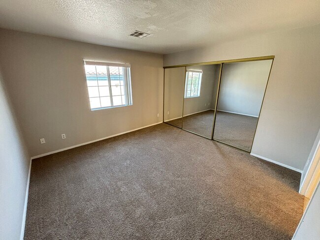 Building Photo - Beautiful 2BED/2BATH Condo near The Lakes