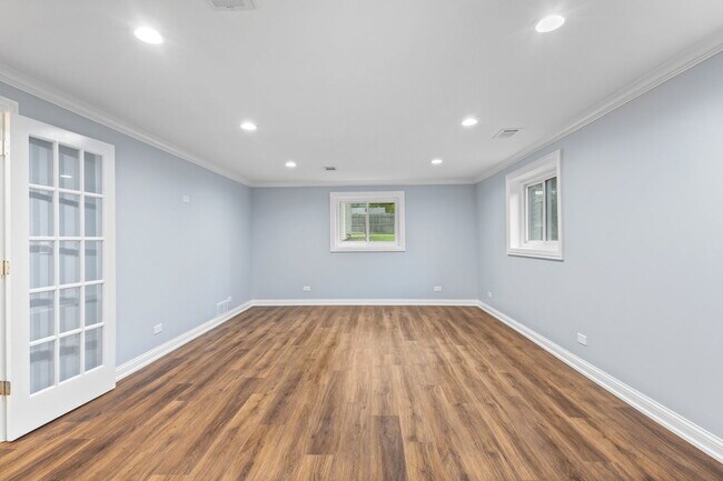 Building Photo - 223 Kenloch Ave