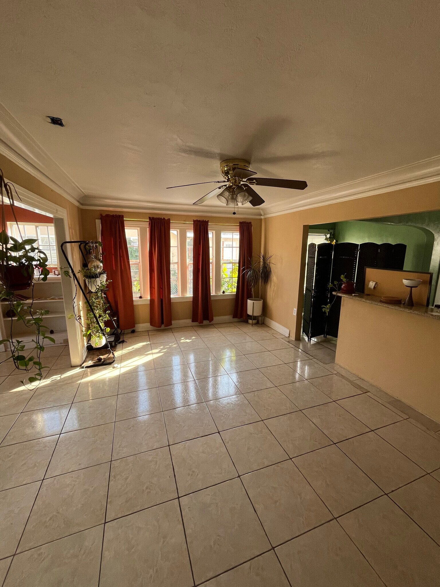 Building Photo - 4327 Kenwood Ave