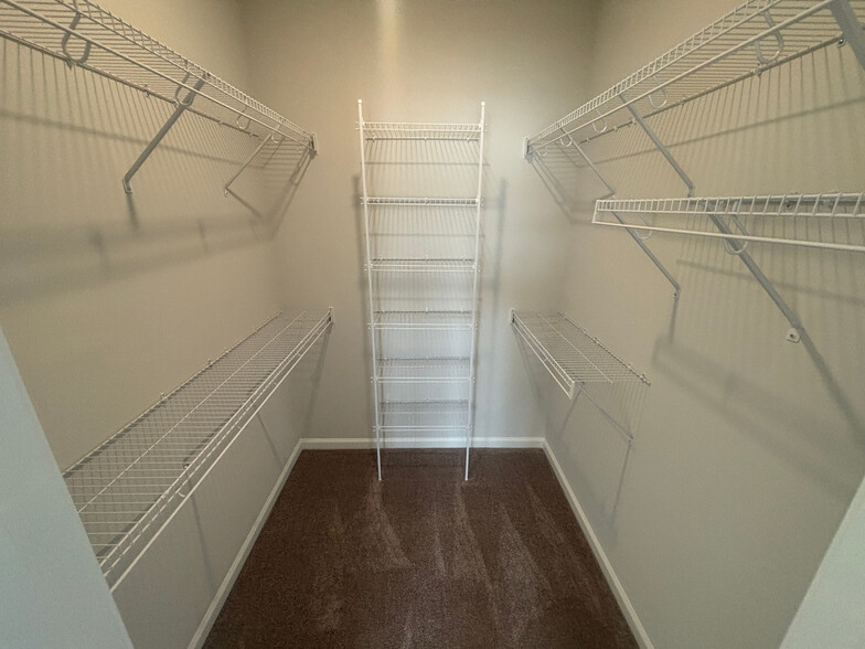 Building Photo - Room in Townhome on White Oak Gdn Wy