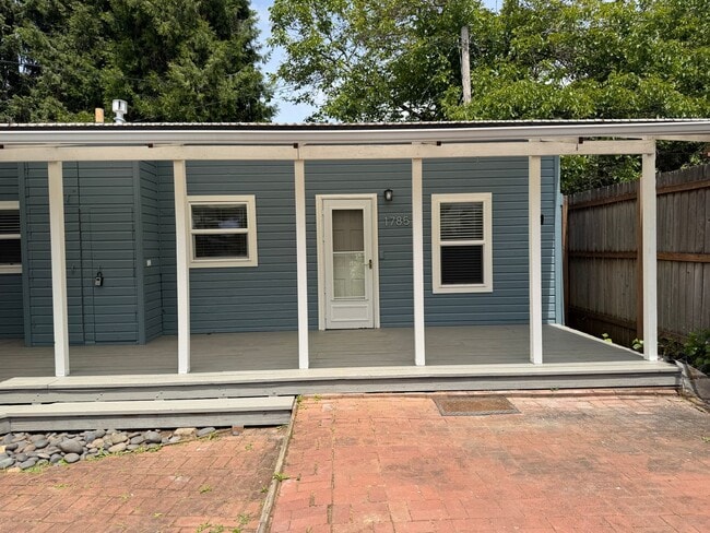 Building Photo - Luxury 2 bedroom 1 bath duplex in a great neighborhood!