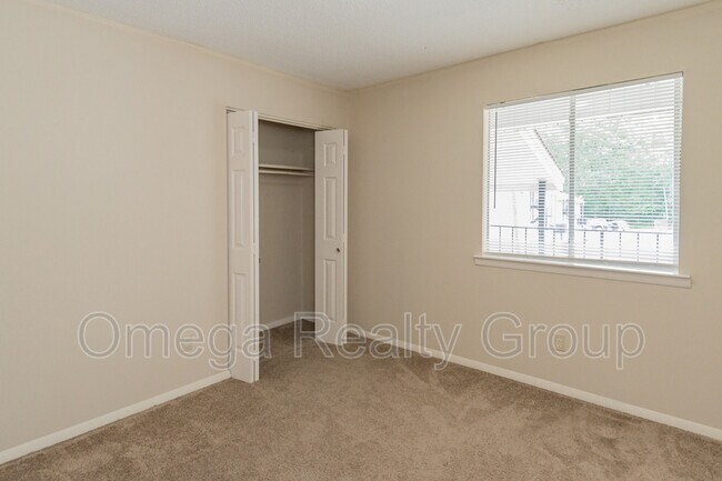 Building Photo - 1700 14th Ave E