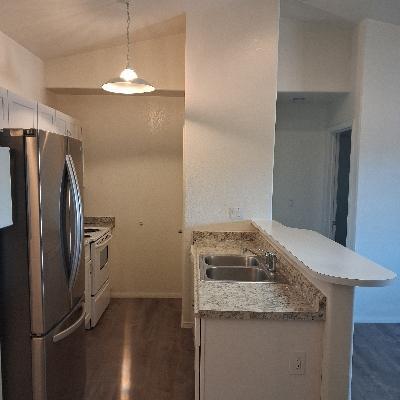 Building Photo - 985 E Mingus Ave