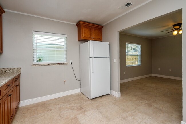 Building Photo - Updated Single Family Guest House!