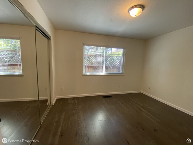 Building Photo - 3bd/2ba Single-Level Home - Close to Downt...