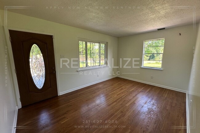 Building Photo - AVAILABLE NOW! 3 Bedroom/2 Bathroom House ...