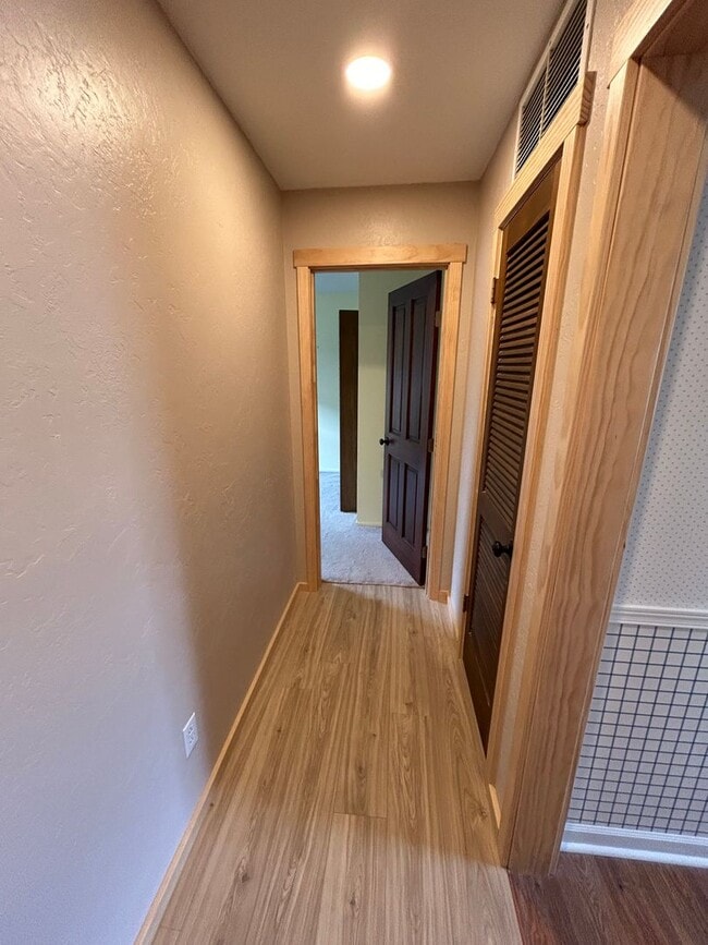 Building Photo - 302 6th Ave W