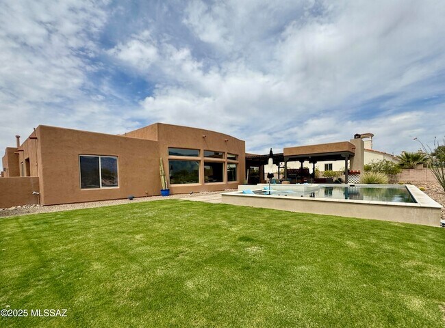 Building Photo - 11096 N Pusch Ridge View Pl