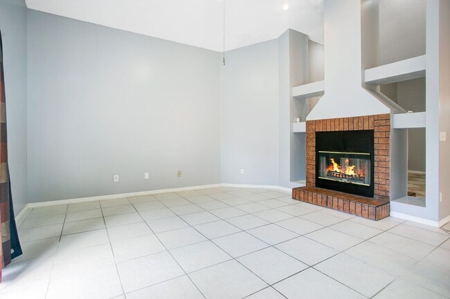 Building Photo - 3724 Pickwick Dr