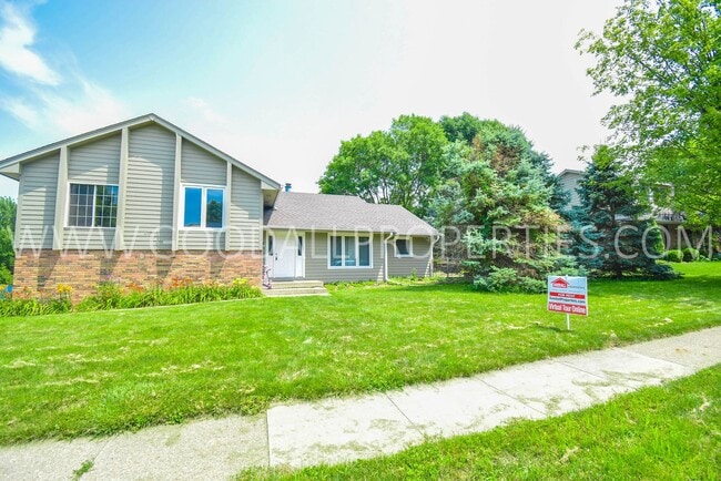 Building Photo - 2 Bedroom + Flex Rm/2 Bath Duplex with Garage
