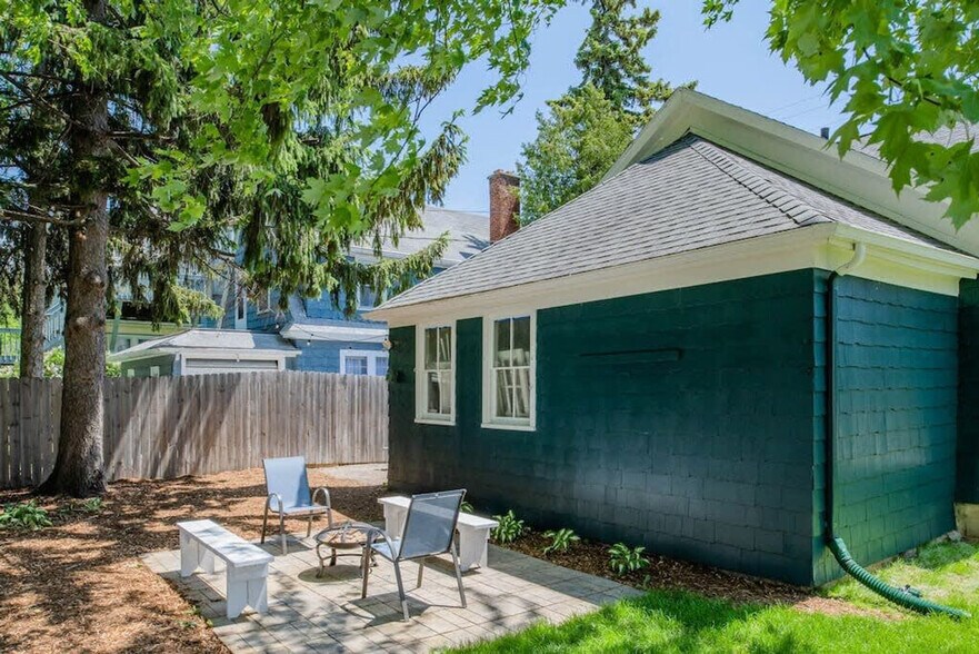 Building Photo - 308 E Franklin St