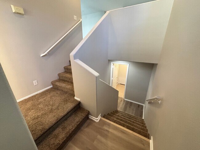 Building Photo - Spacious Tri-Level 4-Bedroom Home with Balcony and Community Amenities in Northwest Las Vegas!