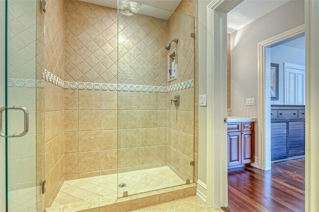 Building Photo - 1313 E Lake Dr