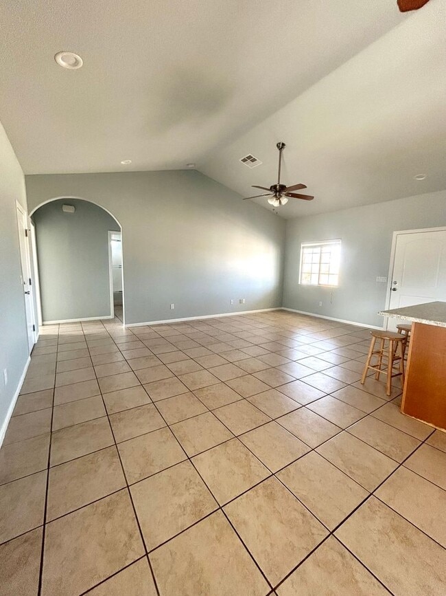 Building Photo - 3 Bedroom with open floor plan