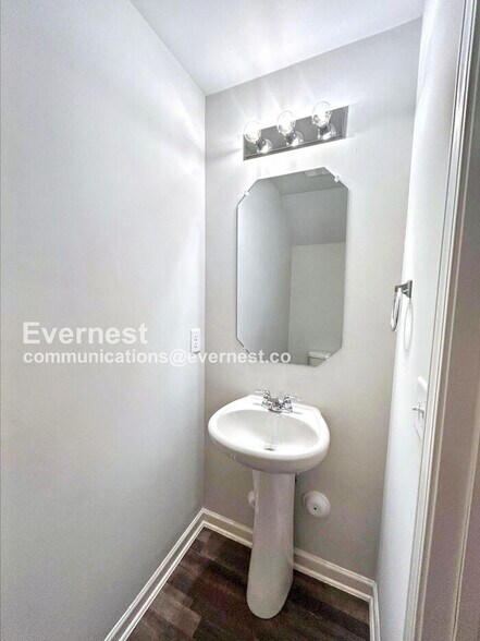 Building Photo - 1600 Sandersted Village Cir