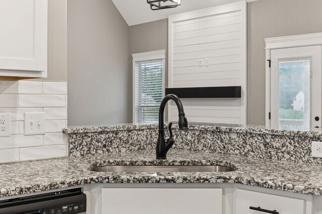 Building Photo - 3 Bedroom 2 1/2 Bathroom Home!!