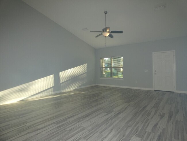 Building Photo - Spacious 3-Bedroom Home - Half Acre Lot