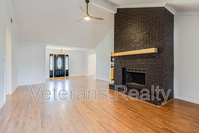 Building Photo - 1210 Spring Dr