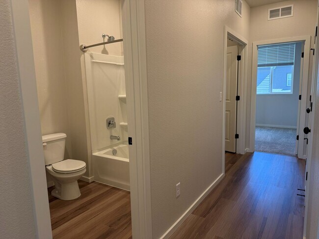 Building Photo - Beautiful Home in Windsor with Internet Included!