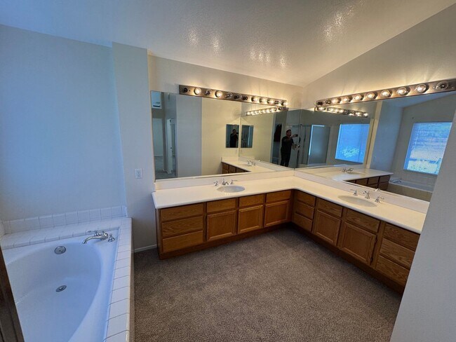 Building Photo - 2590 Taylor Ave