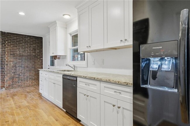 Building Photo - 1460 Hillcrest Dr