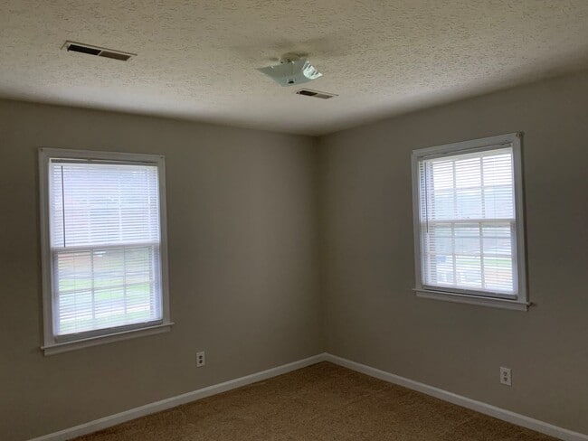 Building Photo - 682 Laxton Rd