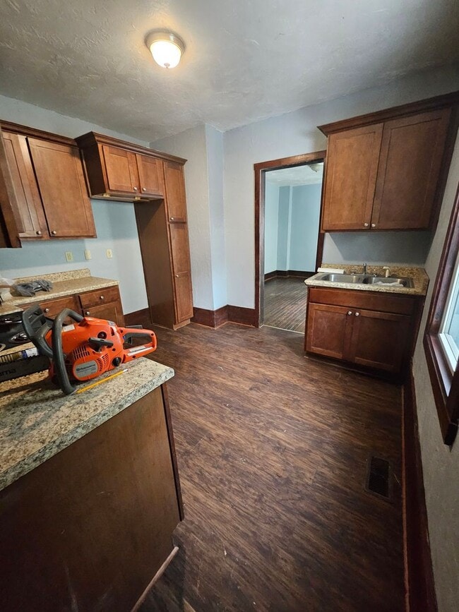 Building Photo - Lower 2 bedroom unit East Side