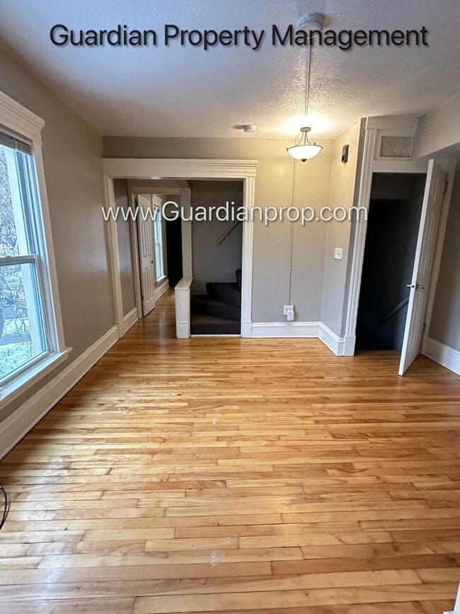 Building Photo - Kenwood Apartment, Private Entry, Parking, Pets Welcome, Video Walk Through