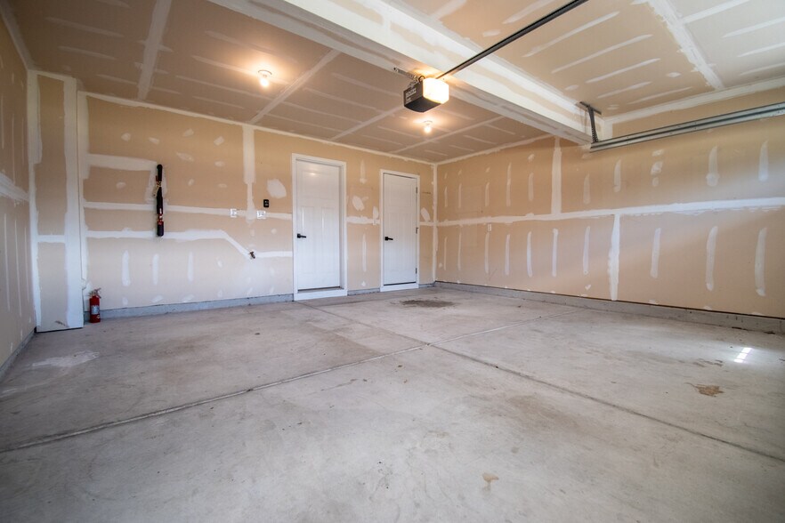 interior garage - 914 Avast Way