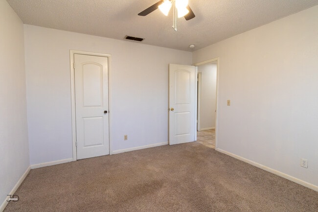 Building Photo - 2913 S Bandera Dr