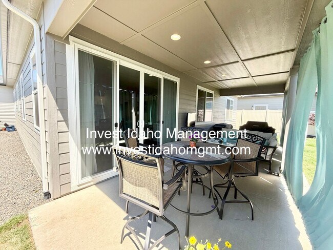 Building Photo - A Home You'll Fall in Love With