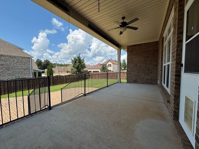 Building Photo - Madison City Schools with a 3 car garage and large fenced yard!
