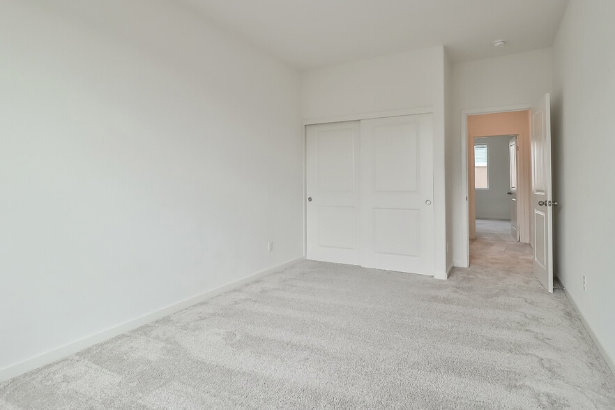 XL bedroom 1 $1100 - 3092 Acebo Dr