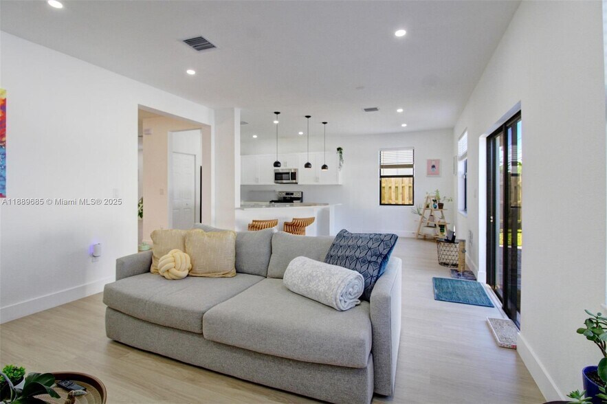 Building Photo - 21016 NE 2nd Ct