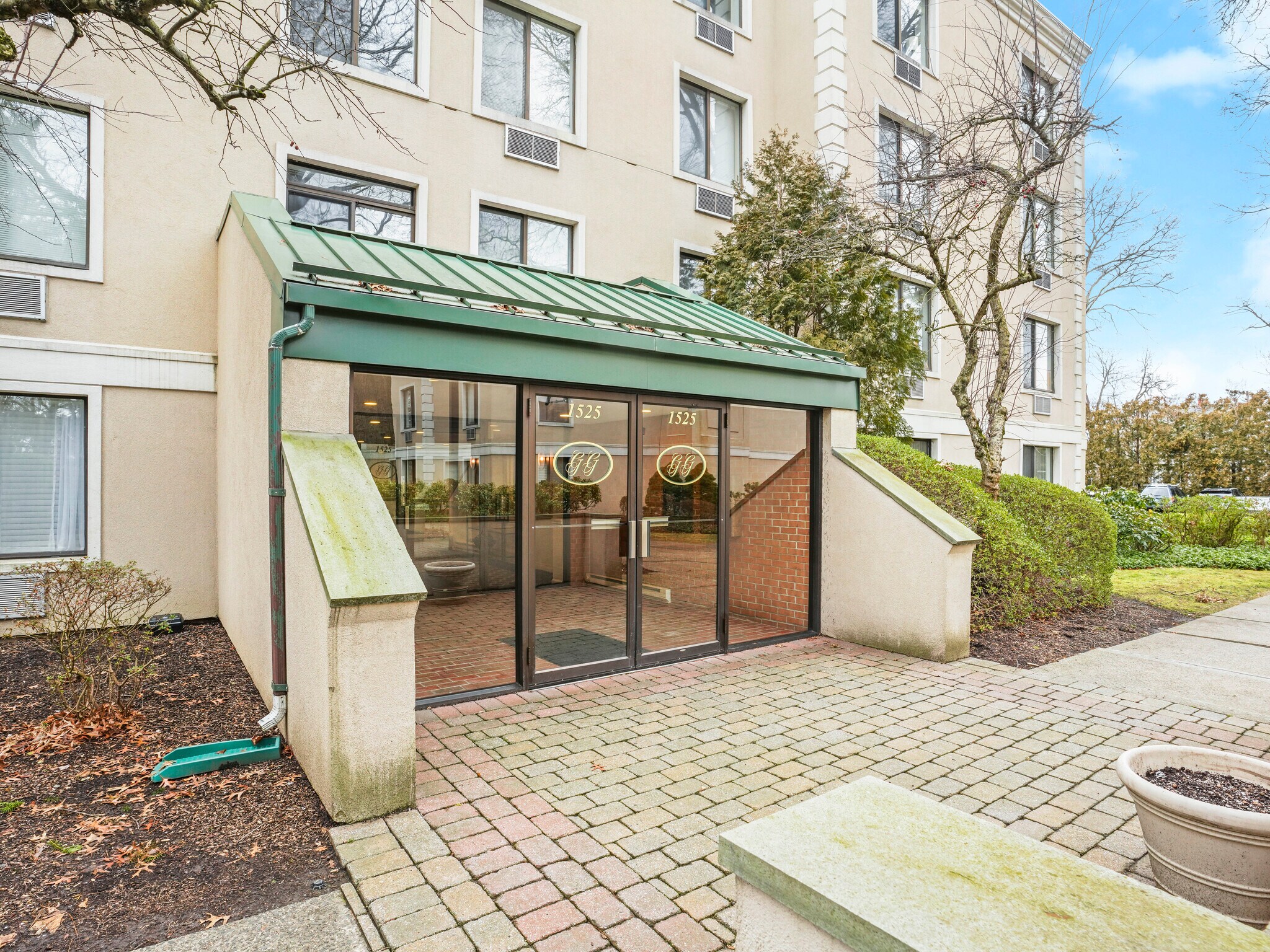 Building Photo - 1525 E Putnam Ave