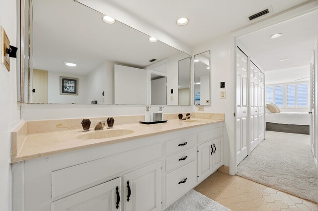 Building Photo - 5601 Turtle Bay Dr