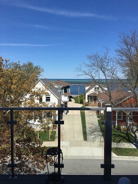 Building Photo - 2547 S Shore Dr