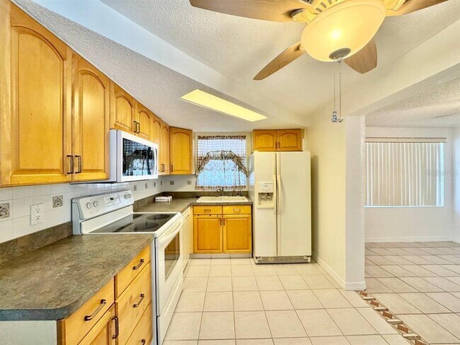 Building Photo - 3131 Roxbury Dr