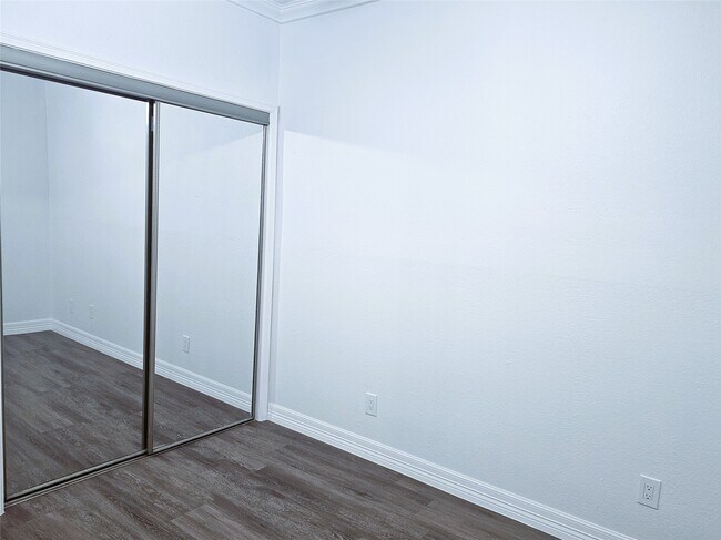 Building Photo - 921 Marine Dr