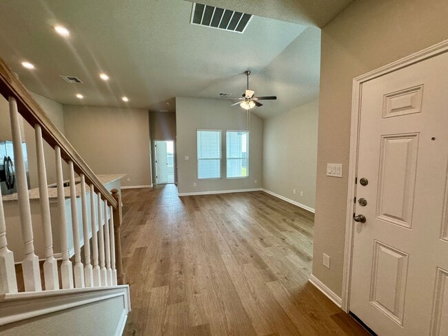 Building Photo - Stunning 4x2.5 Luxury Duplex in Buda, TX!