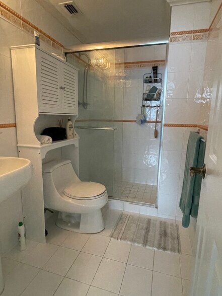 Master bathroom - 7441 Wayne Ave