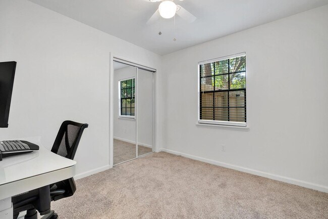 Building Photo - 890 Richardson Rd